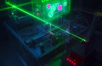 Квантовое распределение ключей (QKD): практические реализации и атаки на квантовые каналы 2026